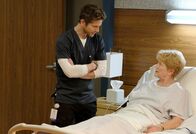 Atlanta Medical – Kann Conrad (Matt Czuchry, l.) seiner ehemaligen Mentorin Dr. Jacoby (Erika Slezak, r.) helfen?