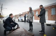 Elementary – Ihr neuer Fall wirft zahlreiche Fragen auf: (v.l.n.r) Holmes (Jonny Lee Miller), Watson (Lucy Liu) und Bell (Jon Michael Hill) ...