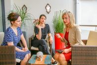 Die Rosenheim-Cops – Emilia Huber (Marion Niederländer, l.) und Sigrid Weierer (Julia Rosa Stöckl, M.) waren diejenigen, die das Opfer gefunden haben und werden nun von Kommissarin Danner (Katharina Abt, r.) befragt.