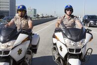 CHiPS – L-R: Ponch (Michael Peña) und Jon (Dax Shepard)