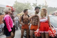 Bad Neighbors 2 – Paula (Carla Gallo, l.), Jimmy (Ike Barinholtz, 2.v.l.), Teddy (Zac Efron, M.), Mac (Seth Rogen) und Kelly (Rose Byrne) geben sich als junge Studenten aus.