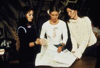 Charmed - Zauberhafte Hexen – (v.l.n.r.) Piper (Holly Marie Combs); Phoebe (Alyssa Milano); Prue (Shannen Doherty)