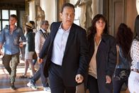 Inferno – Vorne L-R: Robert Langdon (Tom Hanks), Sienna Brooks (Felicity Jones)