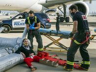9-1-1 Notruf L.A. – L-R: Molly (Leah Pipes), Eddie Diaz (Ryan Guzman) und Evan 'Buck' Buckley (Oliver Stark)