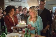 Emily Owens – Tyra (Kelly McCreary, l.) und Will (Justin Hartley, r.) bringen Emily (Mamie Gummer, r.) in Verlegenheit ...