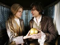 Der Froschkönig – Prinzessin Sophie (Sidonie von Krosigk) zeigt ihrem verwandelten Froschkönig, dem Prinzen Floris (Alexander Merbeth), ihre goldene Kugel. Sie will mit ihm die Welt sehen.