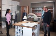 Rote Rosen – Jens (Martin Luding, r.) macht Lin (Li Yuan, l.) klar: Es gibt nur eine Frau die er liebt, und das ist Mona (Jana Hora-Goosmann, M.)! Was diese heimlich mithÃ¶rt â€¦ Â