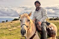 Wunderschön! – Ramon Babazadeh hoch zu Pferde auf Erkundungstour im Schweizer Jura. Zwischen Genfer See, Alpen und der französischen Grenze liegt eine der schönsten Mittelgebirgsregionen Europas: Der Schweizer Jura, der selbst unter den Eidgenossen noch als Geheimtipp gilt.