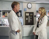 Scrubs - Die Anfänger – Sie geraten wieder einmal aneinander: Elliott (Sarah Chalke, r.) wirft Dr. Cox (John C. McGinley, l.) vor, dass er ein Heuchler ist ...