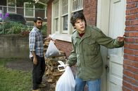 30 Minuten oder weniger – Als der Auftragskiller bei der Geldübergabe jedoch nicht den versprochenen Deaktivierungscode für die Bombe liefert, entreißen ihm Nick (Jesse Eisenberg, r.) und Chet (Aziz Ansari, l.) das Geld und flüchten. Doch dann nehmen die Gangster Chets Schwester als Geisel ...