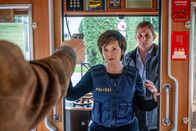 SOKO Linz – Die Straßenbahnerin Andrea Ferninger (Violetta Schurawlow) wird tot in der Remise aufgefunden. Schnell gerät ihr Ex-Freund und Kollege Sven Paulitsch (Matthias Lier, l.) in den Fokus der Ermittlungen. Hat er den Mord aus Rache begannen?