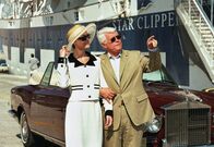 Unter weißen Segeln – Stolz präsentiert Weinbau-Millionär Karl von Hainburg (Peter Weck) seiner Gattin Susan (Marion Mitterhammer) das Kreuzfahrtschiff.