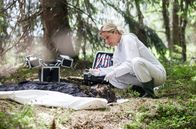 Hubert und Staller – Dr. Anja Licht (Karin Thaler) findet Hinweise, dass die Tote erwürgt wurde.