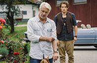 Daheim in den Bergen – Karl (Christoph M. Ohrt, li.) mit seinem Adoptivsohn Tom (Moritz Bäckerling).