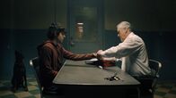 Hysteria! – Chief Dandridge (Bruce Campbell, r.) nimmt sich Dylan (Emjay Anthony, l.) auf dem Polizeirevier vor. Was weiß Dylan über den verschwundenen Teenager Ryan und hat seine Heavy-Metall-Band etwas mit dem mysteriösen Vorfall zu tun?