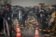 Mayday - Alarm im Cockpit – Brantford, Ontario, Kanada - NTSB-Ermittler (gespielt von Judah Katz), Junior-Ermittler (gespielt von Jordan Till) und Mitarbeiter inspizieren die Absturzstelle von Emery Worldwide Flight 17 (Cineflix 2017/Panagiotis Pantazidis)