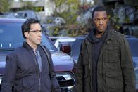 24: Legacy – Während Rebecca bei ihren Ermittlungen immer noch nicht weitergekommen ist, ist Carter (Corey Hawkins, r.) im Besitz eines USB-Sticks, der wichtige Hinweise auf den geplanten Terroranschlag enthalten könnten. IT-Profi Andy (Dan Bucatinsky, l.) soll ihm helfen, an die brisanten Daten zu gelangen ...