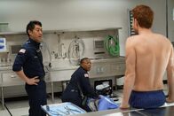 9-1-1 Notruf L.A. – Chimney (Kenneth Choi, l.) und Hen (Aisha Hinds, M.) glauben zu einem ganz normalen Einsatz gerufen zu werden, doch dann steht plötzlich ein totgeglaubter Mann (Kasey Mahaffy, r.) vor ihnen ...