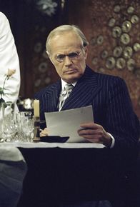 Mord im Orientexpress – Der erfolgreiche Geschäftsmann Mr. Ratchett (Richard Widmark) hat eine dunkle Vergangenheit. Bevor er die Reise im Orient-Express antritt, hat er Morddrohungen erhalten und sich daher an Meisterdetektiv Hercule Poirot gewandt.