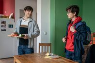 SOKO Leipzig – Sascha Höfer (Lucas Reiber, l.) verabschiedet seinen Bruder Mario Höfer (Juri Winkler, r.), der sich auf den Weg in die Schule macht.