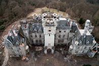 Patina-Paradiese – Das ungewöhnliche Schloss im Herzen des Waldes bei Houyet in Belgien erinnert an das Gebäude aus dem Märchen "Dornröschen".
