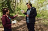 Tatort – Die abgerissene Spielkarte, die am Tatort gefunden wurde, beschäftigt Franziska Tobler (Eva Löbau) und Friedemann Berg (Hans-Jochen Wagner).