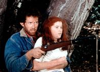 Die Waltons – Job (Gary Grubbs, l.) hat Elizabeth (Kami Cotler, r.) entführt.