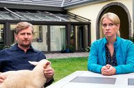 Mord mit Aussicht – Sophie Haas (Caroline Peters, r.) muss herausfinden, ob der schwule Schafzüchter Pit (Jörg Witte, l.) seinen Lebenspartner, den Sangesbruder Hermann, umgebracht hat.