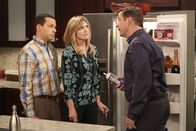 Two and a Half Men – Pikant, pikant: Das Trio Alan (Jon Cryer, l.), Lyndsey (Courtney Thorne-Smith, M.) und Larry (D. B. Sweeney, r.) zeichnet sich durch eine ganz besondere Beziehungskonstellation aus ...