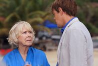 Death in Paradise – Tante Mary (Wendy Craig, l.) ist eine wichtige Zeugin in einem Mordfall, über den Humphrey (Kris Marshall, r.) mit ihr sprechen möchte.