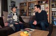 In aller Freundschaft – Arzu Ritter (Arzu Bazman) war bei dem Gedanken, nach ihrem schweren Unfall endlich nach Hause zu dürfen, sehr zerrissen. Einerseits möchte sie gern bei ihrer Familie und für sie da sein, andererseits weiß sie, dass genau das Gegenteil der Fall sein wird. Jetzt muss sich ihre Familie um sie kümmern. Und genau das macht ihr Mann Philipp Brentano (Thomas Koch) hingebungsvoll.