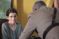 Death in Paradise – Angela Young (Shirley Henderson) soll DI Richard Poole vertreten.