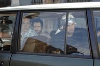 It's Always Sunny in Philadelphia – Mac (Rob McElhenny, r.), Dennis (Glenn Howerton, l.) und Charlie (Charlie Day, m.) versuchen, Benzin zu verkaufen, und zwar als fliegende Händler an den Haustüren der Stadt ...