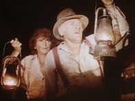Unsere kleine Farm – Mr. Loudy (John Ireland, r.) hat endlich den Eingang zur Kohlenmine entdeckt. Hoffnungsvoll folgt Charles (Michael Landon, l.) dem Bauingenieur.