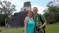 Verrückt nach Meer – Passagiere Isabell und Bastian inmitten der Tempelanlage von Tikal, der alten Maya-Stadt in Guatemala. Weiteres Bildmaterial finden Sie unter www.br-foto.de.