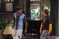 Two and a Half Men – Als Jake (Angus T. Jones, r.) und Celeste nicht rechtzeitig von einem Spaziergang zurückkommen, gelingt es Charlie (Charlie Sheen, l.) nur mit größter Überzeugungskunst, Jerome zu beruhigen ...