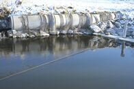 P.M. Wissen – Die Stahlseile, die aus dem Wasser ragen, sind Teil eines elektrischen Unterwasser-Zauns, der Fische vor Wasserturbinen schützen soll.