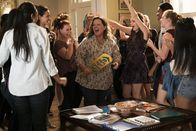 How to Party with Mom – Keine Angst vor Aufnahmeritualen: Melissa McCarthy (mit Schläger) als Deanna (M.)