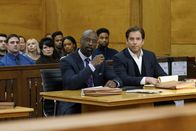 Bull – Bull (Michael Weatherly, r.) nutzt den Hang seines Klienten Jules Caffrey (Isaiah Washington, vorne l.), im Gerichtssaal sehr theatralisch aufzutreten und lässt ihn sich selbst verteidigen. Doch war das wirklich eine gute Idee?