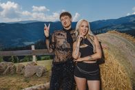 Forsthaus Rampensau Germany – Leon.Content (l.); Gina Beckmann (r.)