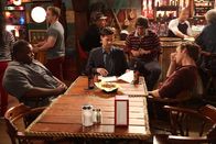 Cooper Barrett's Guide to Surviving Life – Nachdem ein riesiger Baum bei Barry (James Earl, l.), Neal (Charlie Saxton, 2.v.r) und Cooper (Jack Cutmore-Scott, r.) im Wohnzimmer gelandet ist und die halbe Wohnung zerstört hat, hoffen sie darauf, dass Josh (Justin Bartha, M.) irgendetwas im Mietvertrag findet, was ihnen helfen könnte, doch die Dinge werden nur noch schlimmer ...