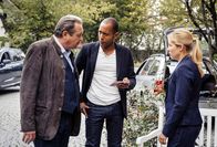 Watzmann ermittelt – Die Kommissare Benedikt Beissl (Andreas Giebel, l.) und Jerry Paulsen (Peter Marton, M.) befragen Jana Kupka (Anna Ewelina, r.), eine Angestellte des Hotels.