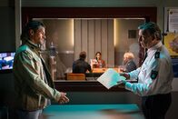 Notruf Hafenkante – Mattes (Matthias Schloo, 2.v.l.) und Melanie (Sanna Englund, 2.v.r.) versuchen herauszubekommen, ob Minas (Pegah Ferydoni, M.) Bruder weitere Aktionen geplant hat. Während Haller (Hannes Hellmann, r.) und Tim Schneider (Stephan Luca, l.) die Befragung von draußen verfolgen, zeigt Haller dem Schauspieler die Akte des Verdächtigen.