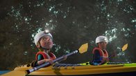Feuerwehrmann Sam – Hannah und Jodie erkunden zusammen in ihren Kajaks eine Höhle.