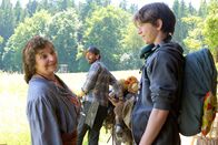 12 Tage Sommer – Von links: Elisabeth (Monika Baumgartner), Marcel (Mehdi Nebbou), Esel Maria (Lore) und Felix (Yoran Leicher).