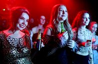 Der Irland-Krimi – Holly (Abby Fitz) und ihre Freundin Amy White (Katie White) feiern "Samhain", das altirische Fest, in dem die Lebenden Zugang zur Welt der Toten finden.