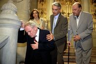 Edel & Starck – Nach der Verhandlung "Liesgau gegen Liesgau", bei der Felix (Christoph M. Ohrt, 2.v.r.) und Sandra (Rebecca Immanuel, 2.v.l.) den berühmten Opernsänger Friedrich Liesgau (Ivan Desny, r.) vertreten haben, bricht Walter Edel (Jürgen Hentsch, l.) zusammen.