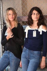 The Mick – Mickey (Kaitlin Olson, l.) glaubt, Sabrina (Sofia Black-D'Elia, r.) müsste endlich mit der Inhaftierung ihrer Mutter abschließen und zwingt sie zu einem Besuch im Gefängnis ...