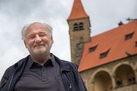 Der Geschmack Europas – Lojze Wieser vor der Burg Bouzov.