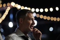 Der Fußball oder ich – Der Fußball oder ich CoverPedro ist nicht nur Fan, er ist total verrückt: auf Fußball. Da ist es egal, um welchen Verein es sich handelt, ob er zuhause ist, bei der Arbeit, sich um seine Töchter kümmern soll oder seine Frau Veronica etwas von ihm möchte: Fußball geht vor. Nach 20 Jahren Ehe reicht es Veronica nun. Sie will sich trennen. Pedro muss sich seiner Sucht stellen. Sofort!